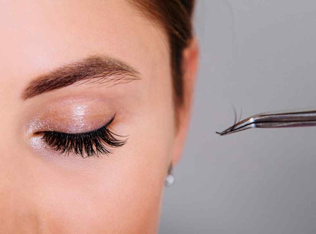 Shape your brows at the best beauty parlour near Marathahalli – Book eyebrow threading or waxing today!